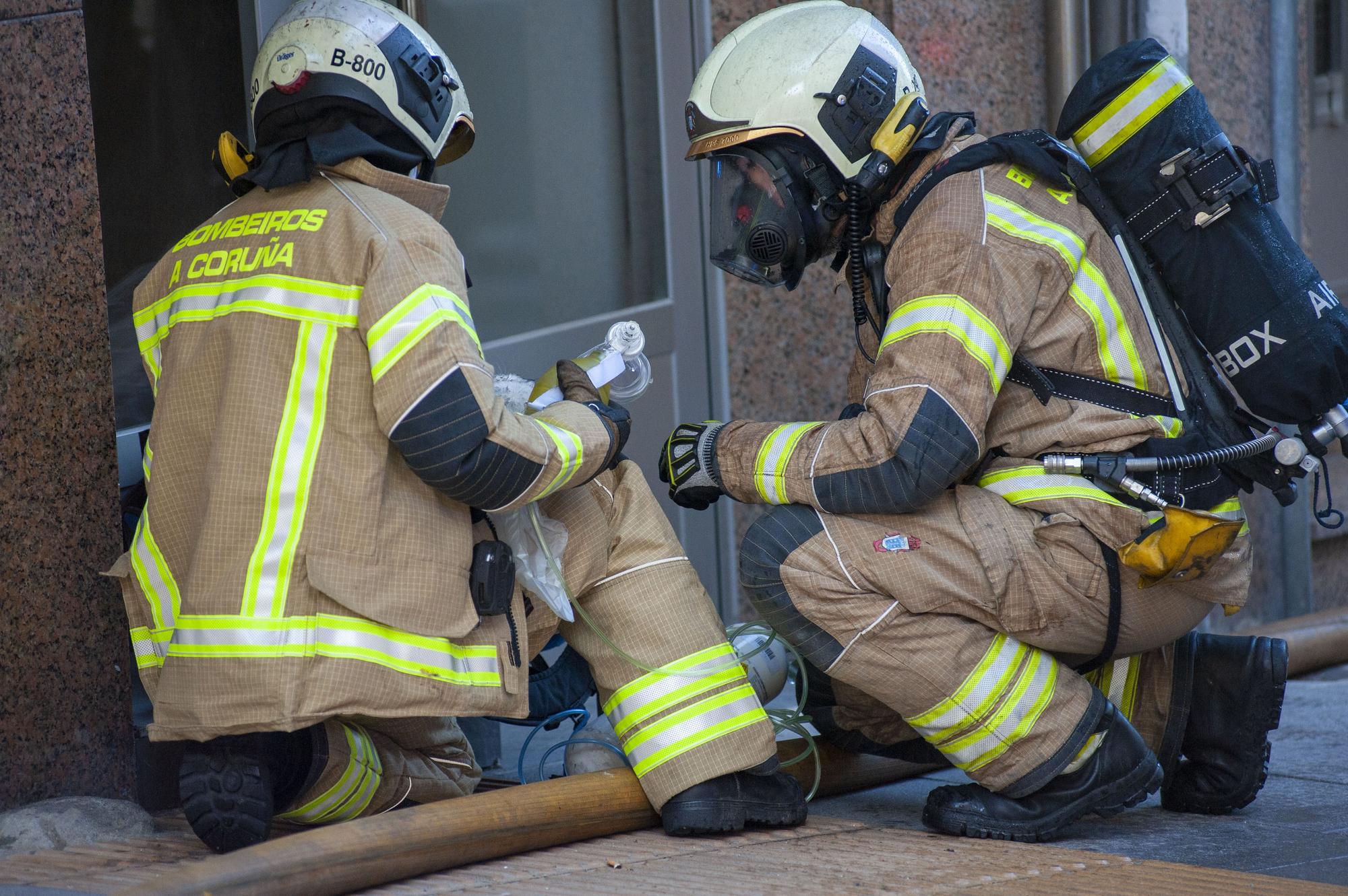 Los bomberos sofocan un incendio en una vivienda de Costa da Unión con Pla y Cancela