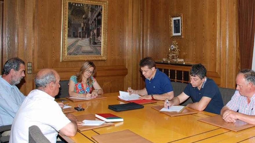 Martín Pozo y Blanco Suaña (centro) junto a diputados y sindicalistas.