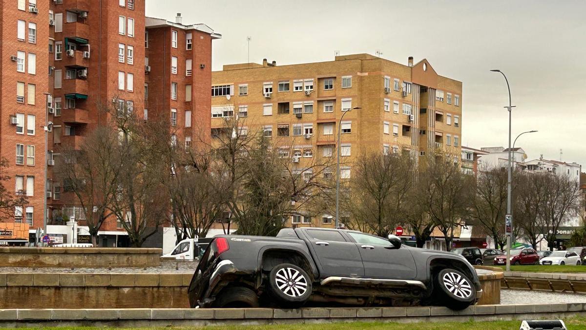 Video | Accidente en Badajoz: un coche se cuela en el interior de la fuente de Isabel de Portugal