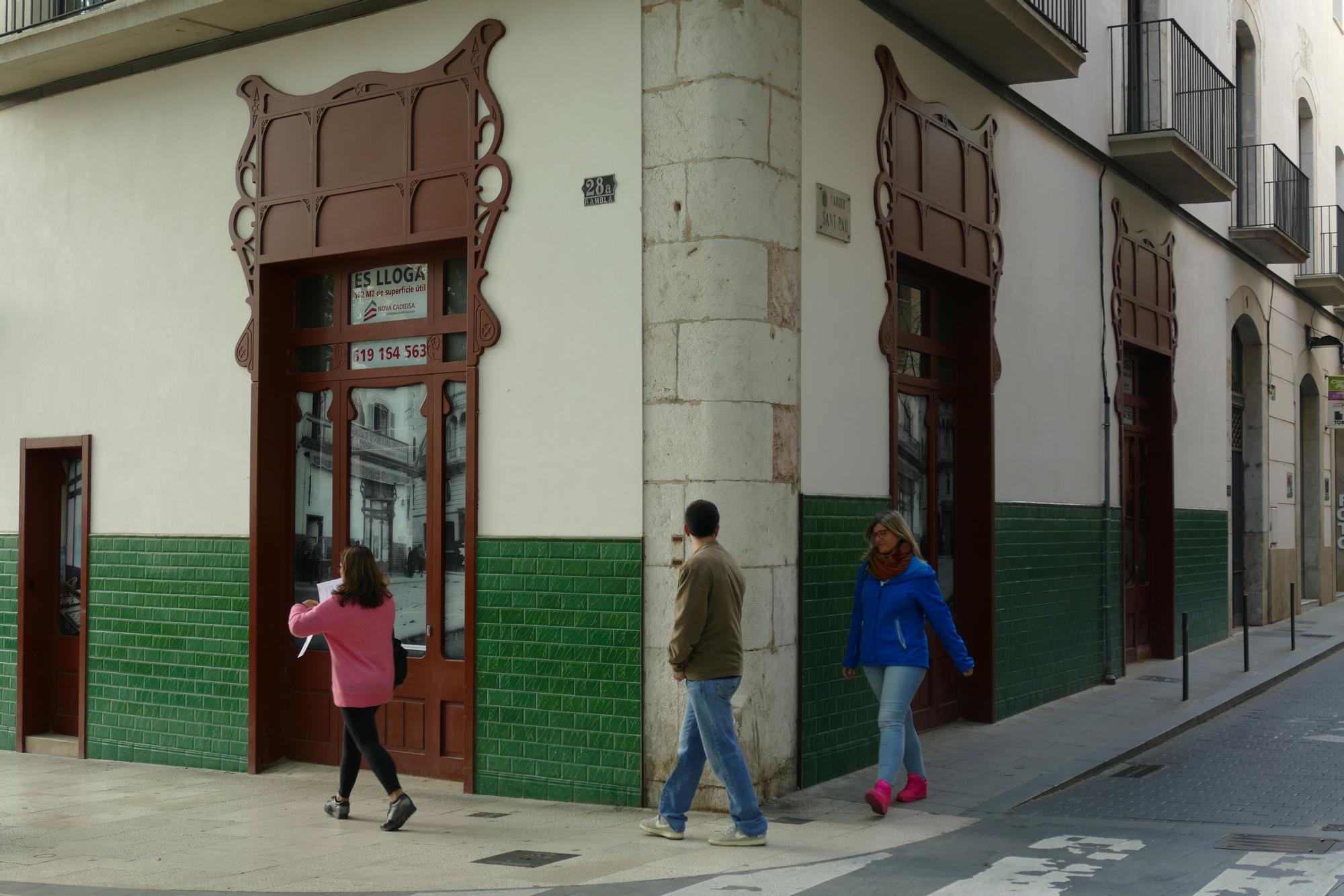 Uns vinils amb fotografies antigues recuperen l’esperit de l’històric Cafè Royal