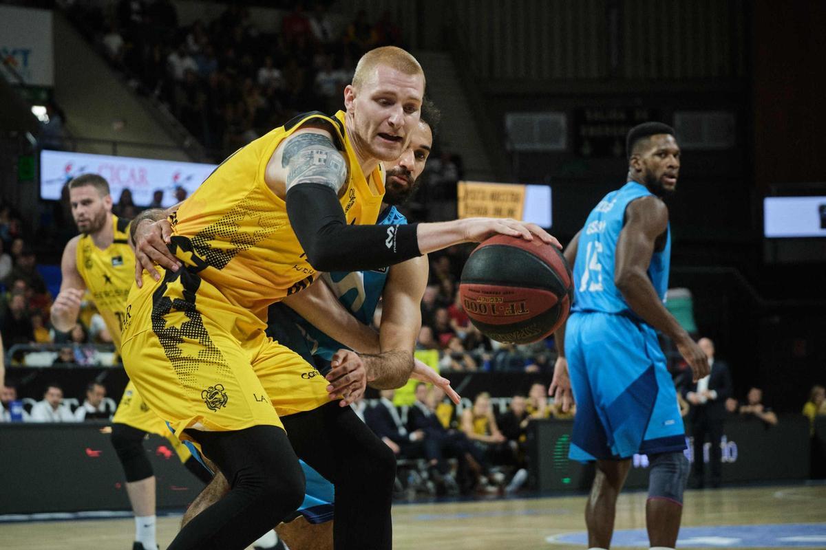 Aaron White protege el balón en el partido de su debut en ACB.