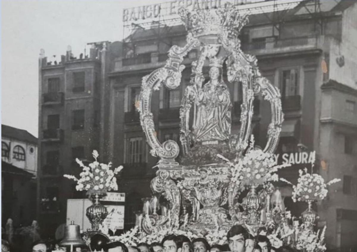 La Virgen de la Victoria, en procesión sobre el baldaquino restaurado, a hombros.