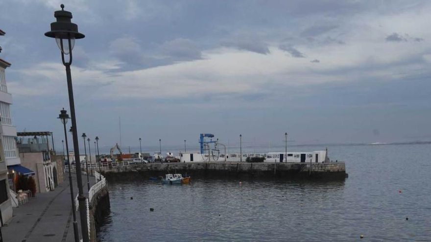 Paseo del muelle viejo de Luanco.