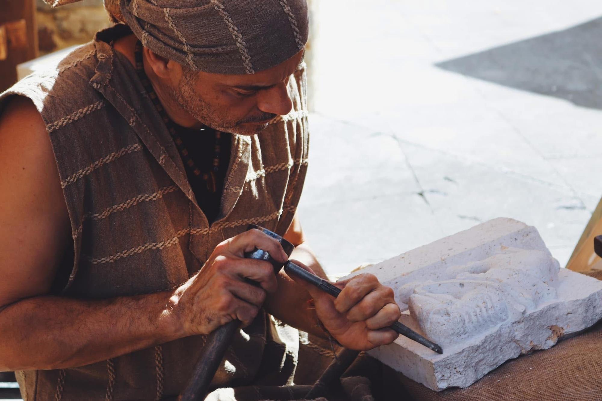 Artesanos en plena calle mostrando oficios tradicionales