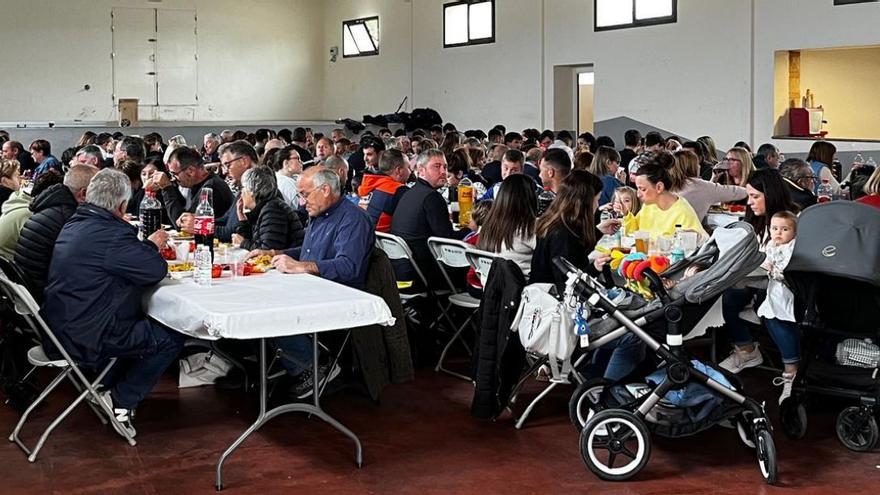 Los vecinos de Albeta se reunieron en San Jorge para comer juntos en el pabellón ranchos y paella. | SERVICIO ESPECIAL