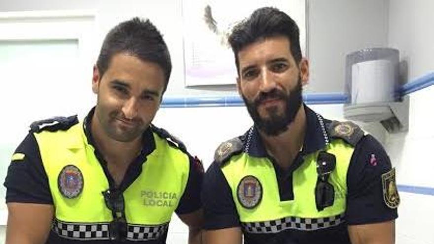 Dos agentes, junto con la perrita Luna, a la que salvaron.