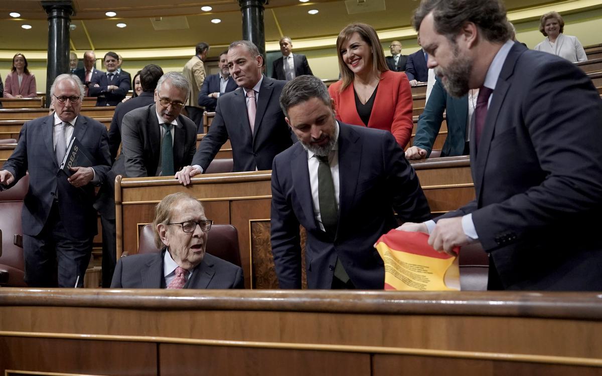 Iván Espinosa de los Monteros, junto a Santiago Abascal y Ramón Tamames. 