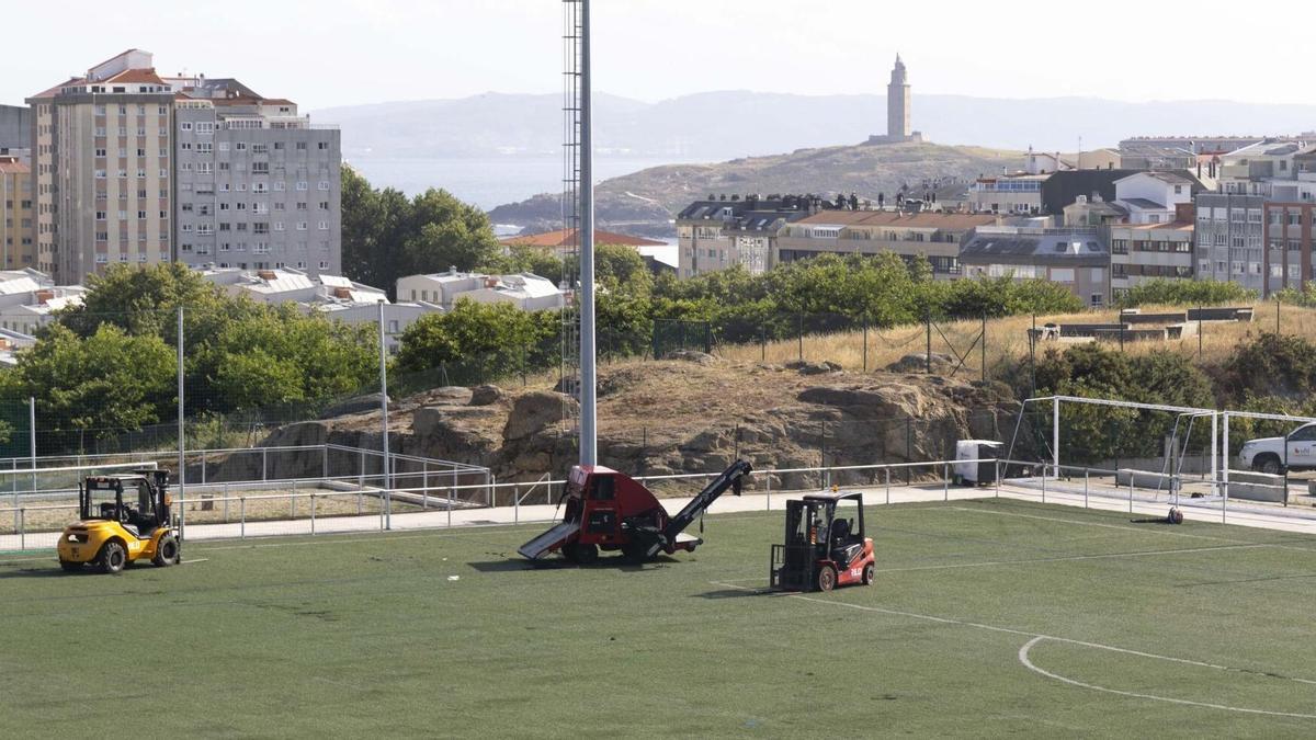 Renovación del césped artificial en San Pedro de Visma.