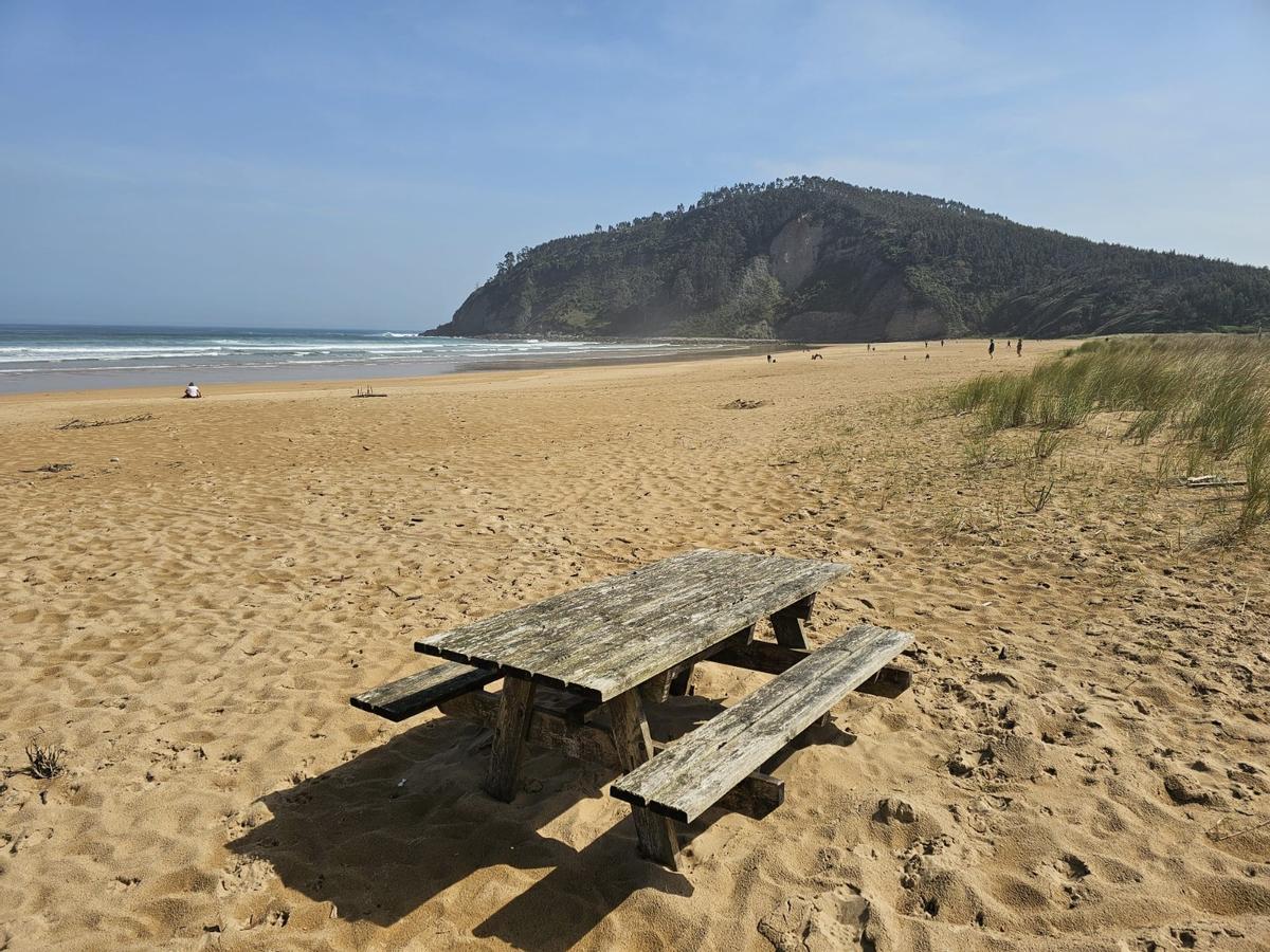 La mesa de madera trasladada al arenal.