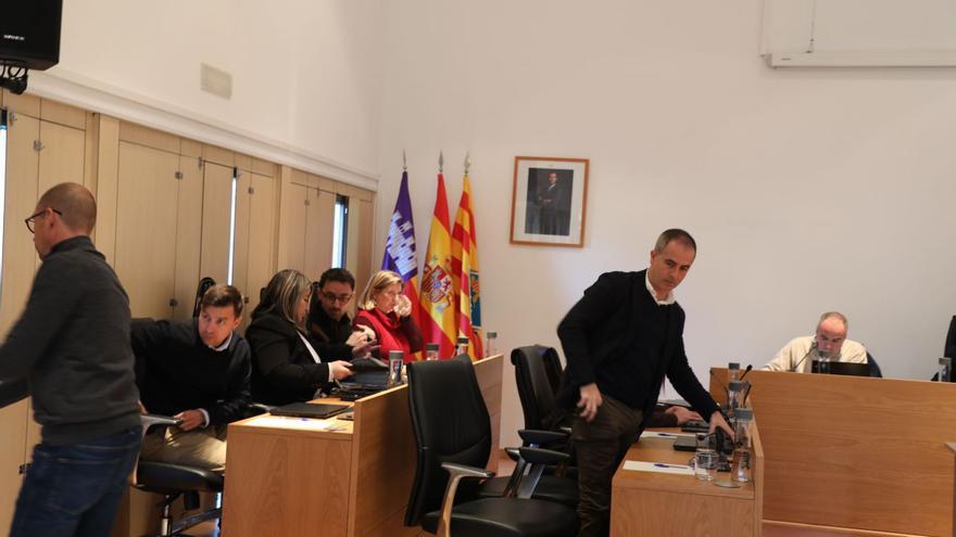 José Manuel Alcaraz, con cara seria al finalizar el pleno extraordinario celebrado ayer en Formentera. | C.C.