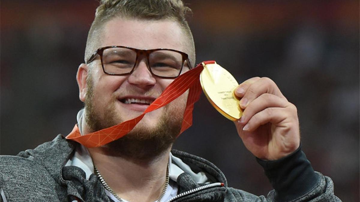 Pawel Fajdek posa sonriente con su medalla de oro