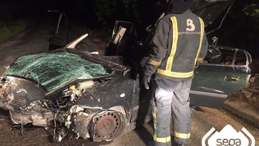 Dos heridos al salirse de la carretera un turismo en Valdés