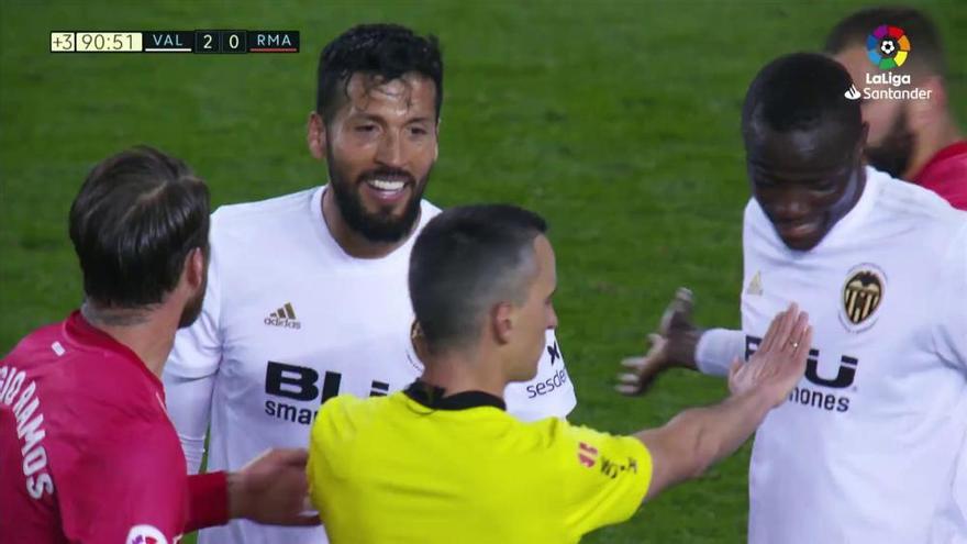 Así fue el penalti que quiso pitar el árbitro en el Valencia CF - Real Madrid