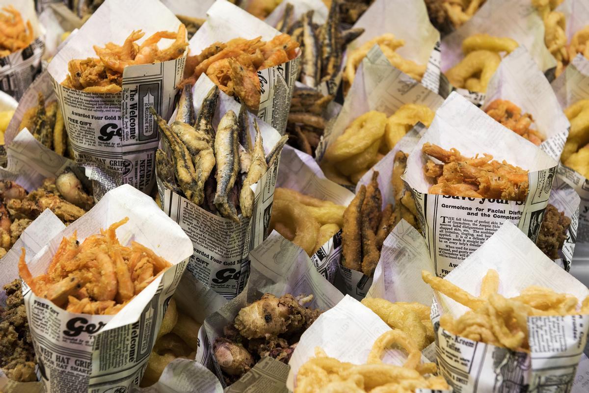 Paquetes de snack frito en el mercado