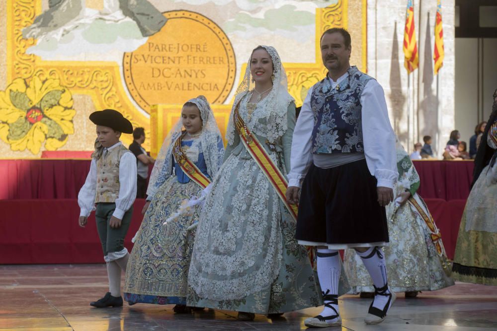 Desfile de las falleras mayores de las diferentes comisiones durante la procesión general de la Mare de Déu dels Desemparats.