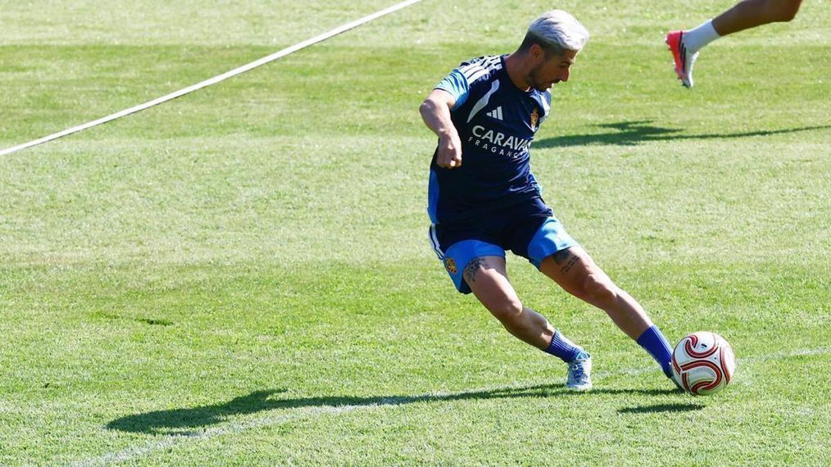 Escudero golpe el balón durante el entrrenamiento de este lunes en Boltaña.
