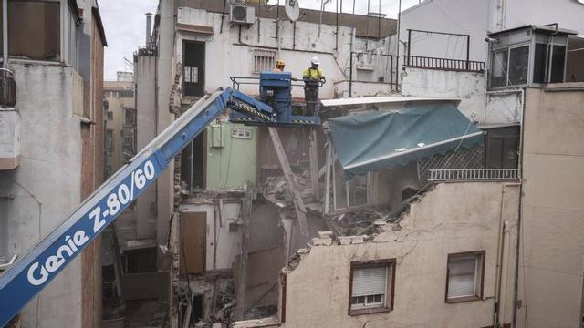 Tasques d’ensorrament de l’edifici al carrer Granada 22 de Badalona, desallotjat el 2022. | ZOWY VOETEN