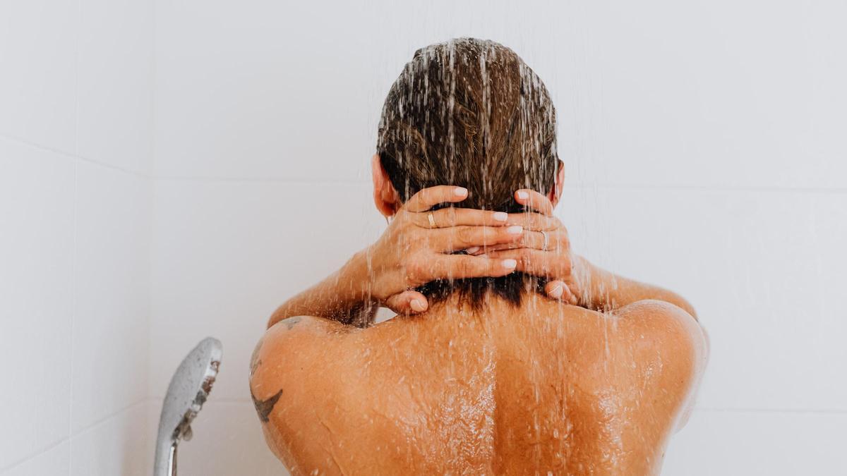 ¿Es bueno ducharse con esponja? Los expertos contestan