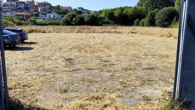 El campo de Massó desbrozado en parte para estacionar. | FIRMA