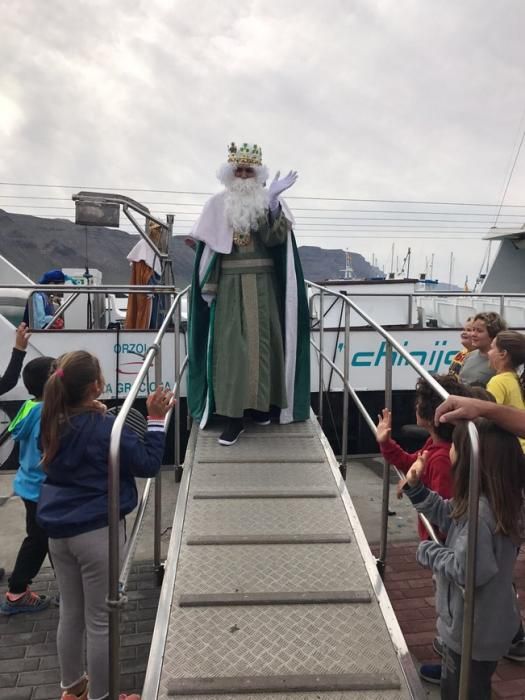 Los Reyes Magos reparten ilusión en La Graciosa