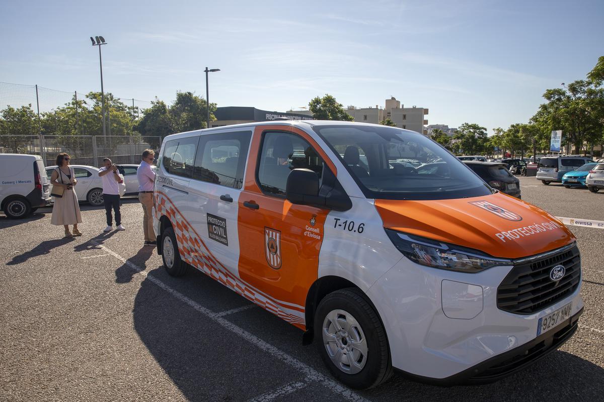 La presentación de la nueva furgoneta de refuerzo para el equipo de Protección Civil de Ibiza