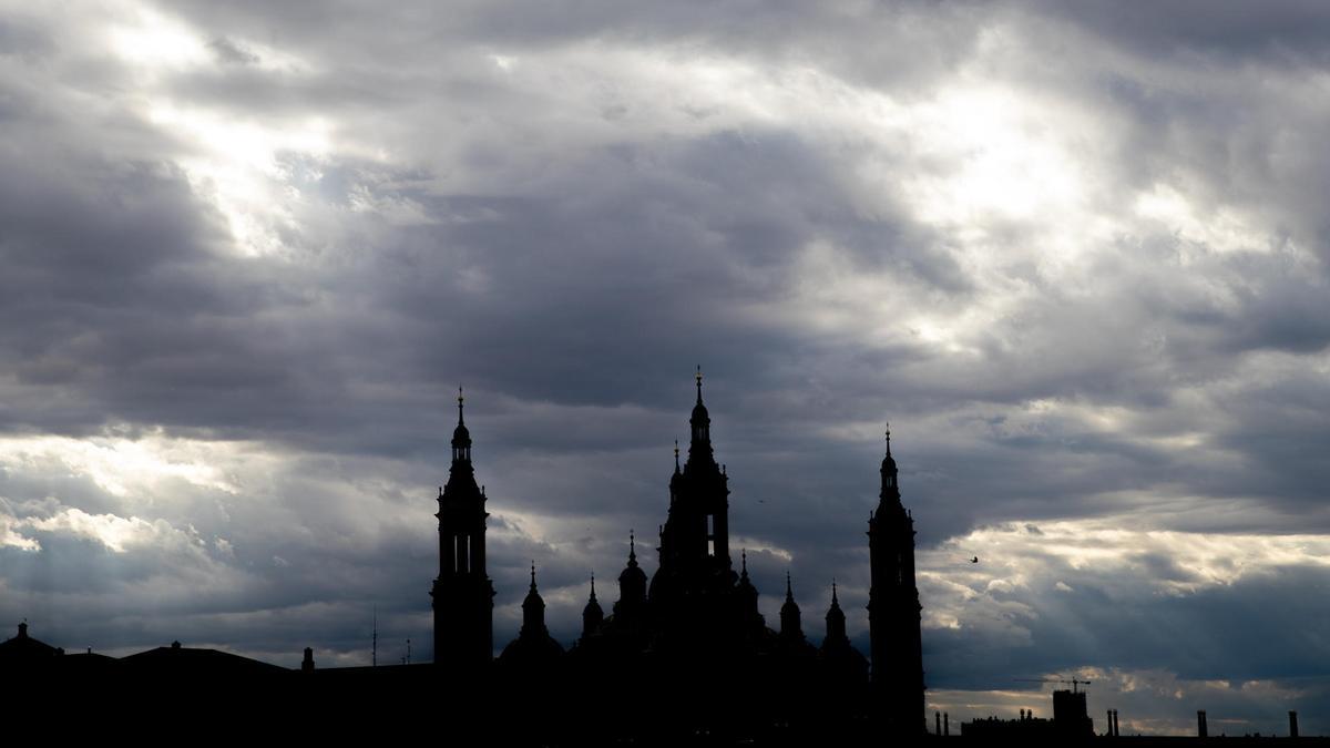 Cielos nublados sobre la Basílica del Pilar de Zaragoza