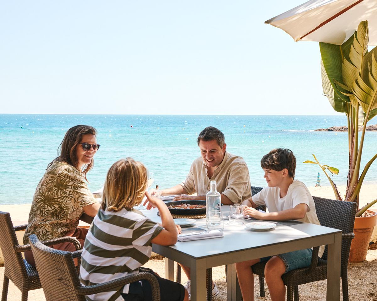 Una familia come en una playa de Lloret de Mar