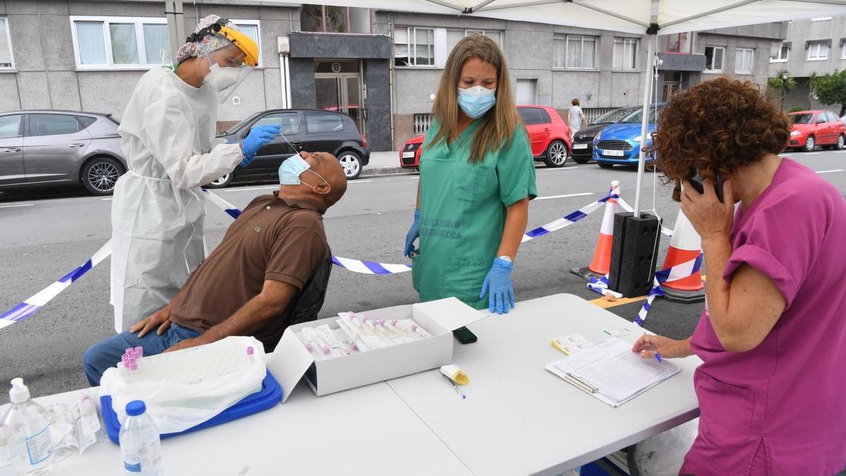 Sanitarios realizan pruebas PCR en una carpa instalada en O Ventorrillo (A Coruña). // Carlos Pardellas