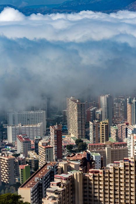 Este fenómeno se da porque el aire caliente baja y se condensa al chocar con el agua fria