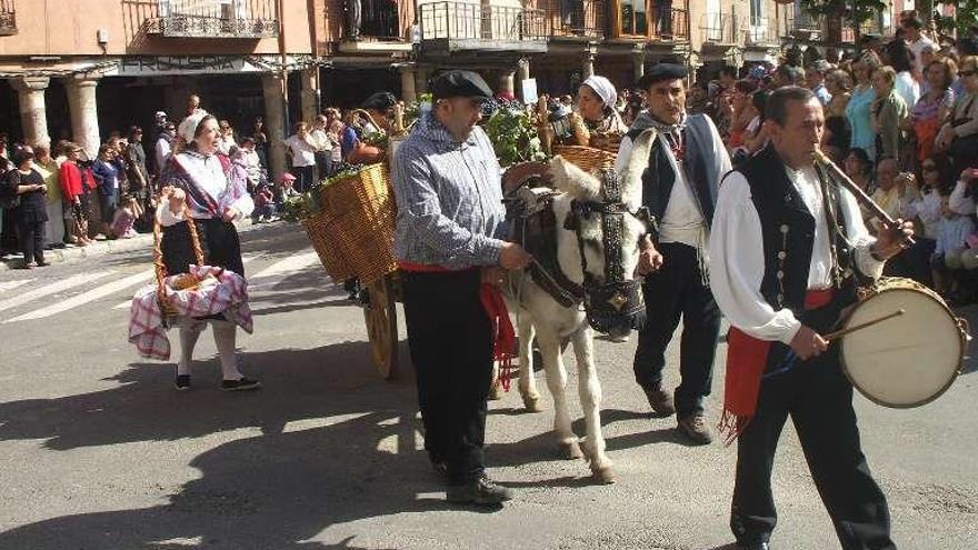 Uno de los carros participantes en el desfile de la Vendimia.