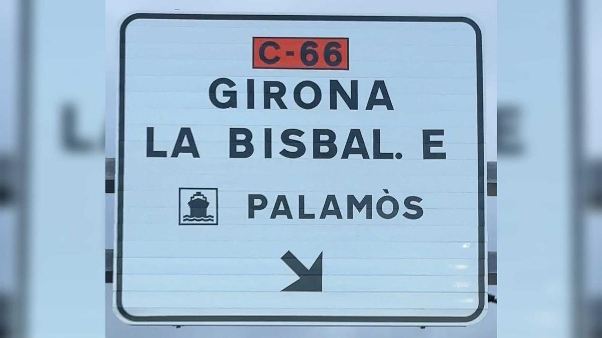 Un dels senyals de trànsit a Girona que conté diversos errors.