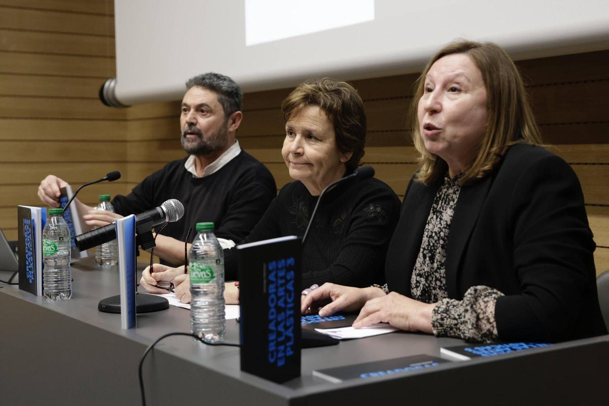 Reconocimiento a las artistas que no salen en los manuales: el comisario de la exposición "13 creadoras" presenta un libro con la Alcaldesa sobre el arte femenino español del siglo XX (en imágenes)