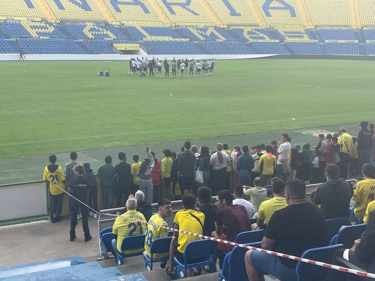 Los aficionados presencian el entrenamiento de la UD Las Palmas