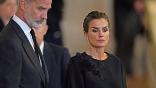 Felipe VI y Letizia visitan la capilla ardiente de Isabel II