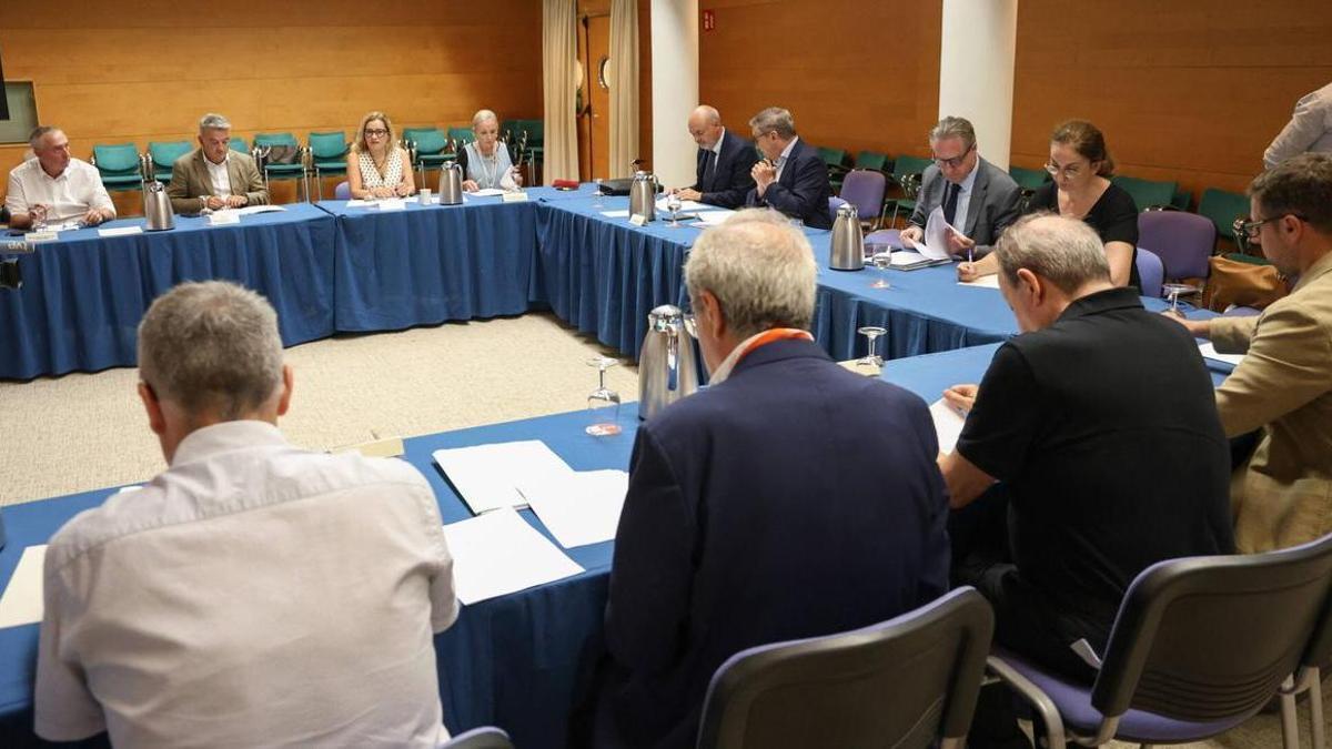 Reunión de la comision mixta de expertos con la Conselleria de Hacienda de Jose Antonio Rovira en las Corts