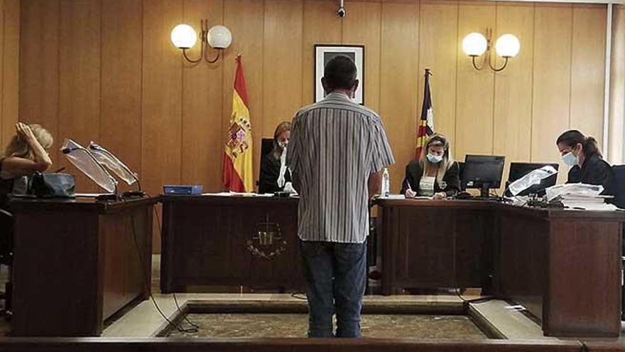 El condenado, ayer en un juzgado de lo penal de Palma, donde reconoció los hechos.