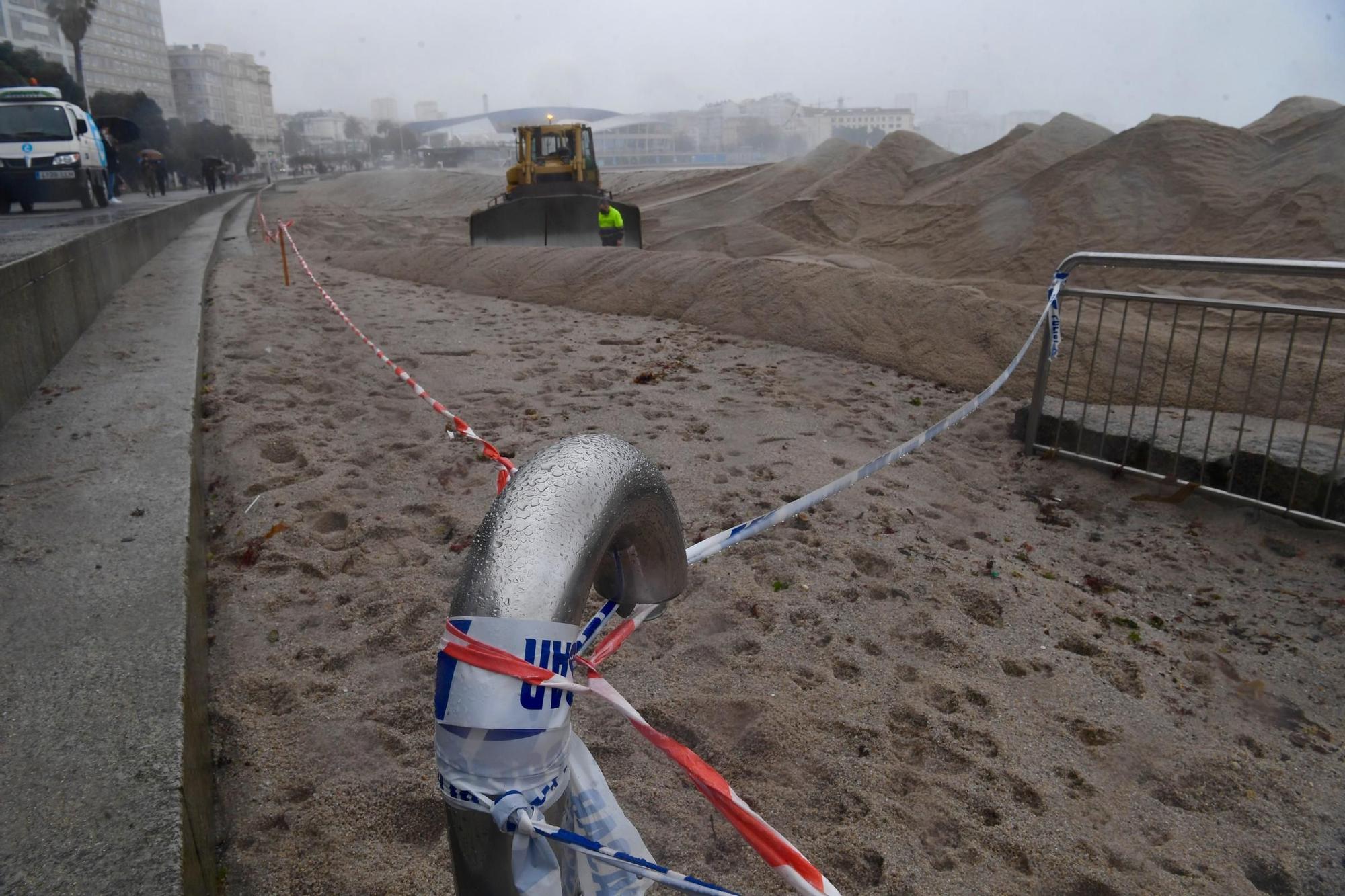 La duna invernal de Riazor recobra su forma