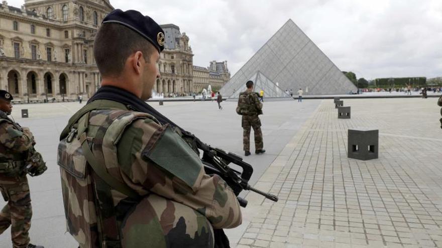 Imatge d&#039;arxiu de militars patrullant per la zona del Louvre