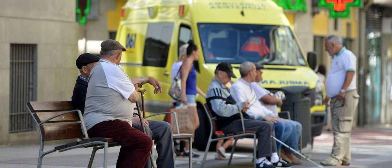 Pensionistas descansan en bancos en el centro de Pontevedra. // Gustavo Santos