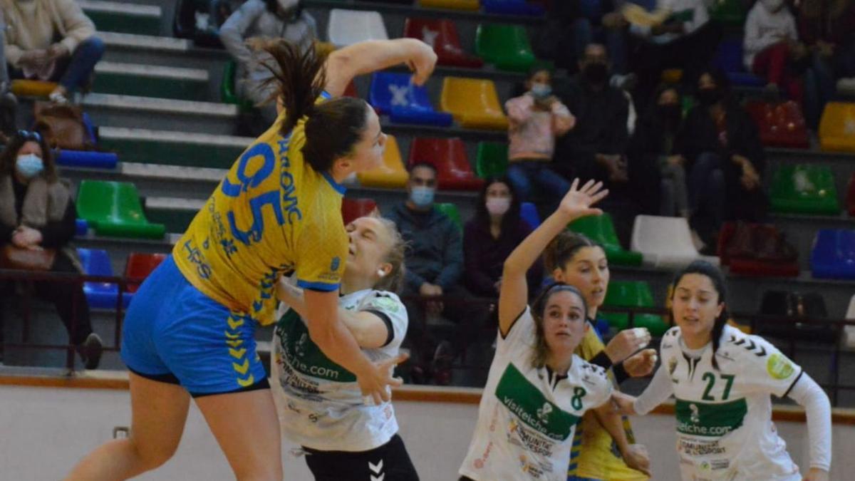 Katarina Pavlovic, jugadora del Rocasa, ejecuta un lanzamiento durante el duelo de ayer en Elche. | | BM ELCHE