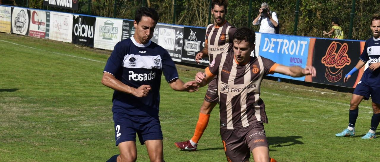 Jonxa disputa un balón con Borja Álvarez