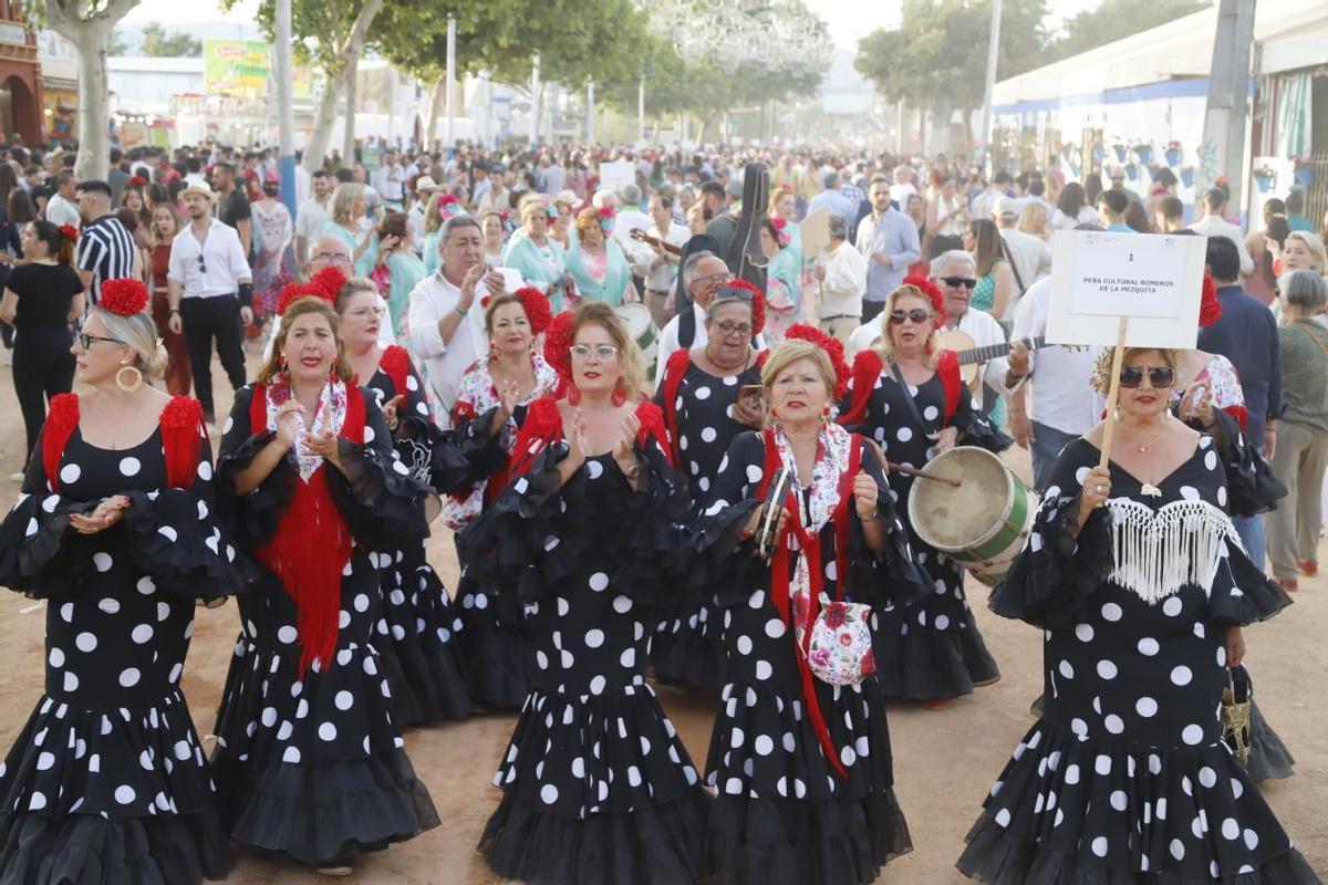 Pasacalles de coros tradicionales el año pasado en El Arenal.