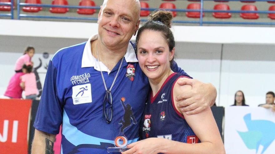 Iza Sangalli, tras recibir el premio a la mejor jugadora de un partido de la liga brasileña disputado con el Vera Cruz.