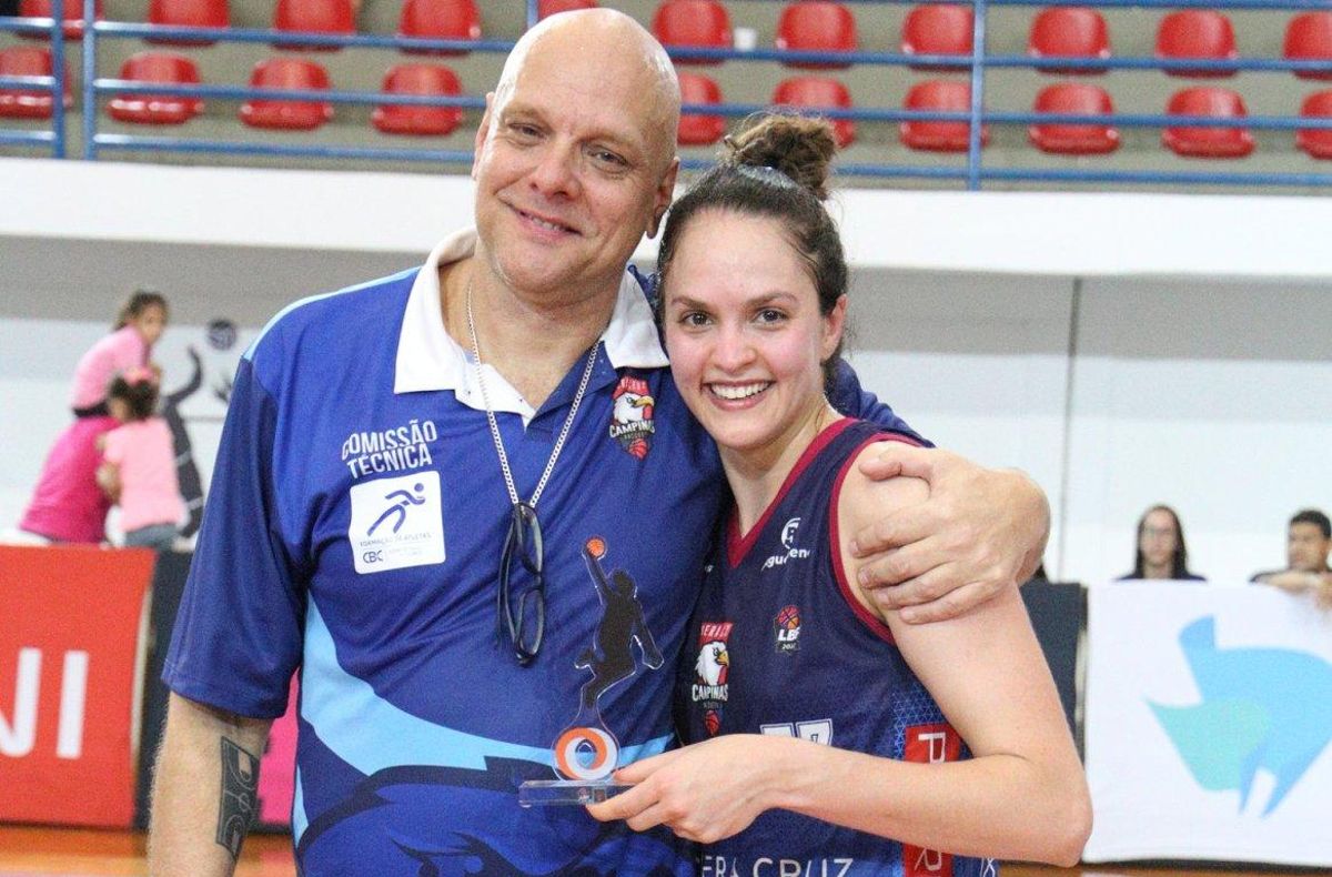 Iza Sangalli, tras recibir el premio a la mejor jugadora de un partido de la liga brasileña disputado con el Vera Cruz.