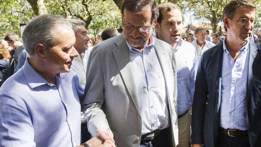 Balseiros estrecha la mano de Rajoy junto a Feijóo. //Óscar Corral