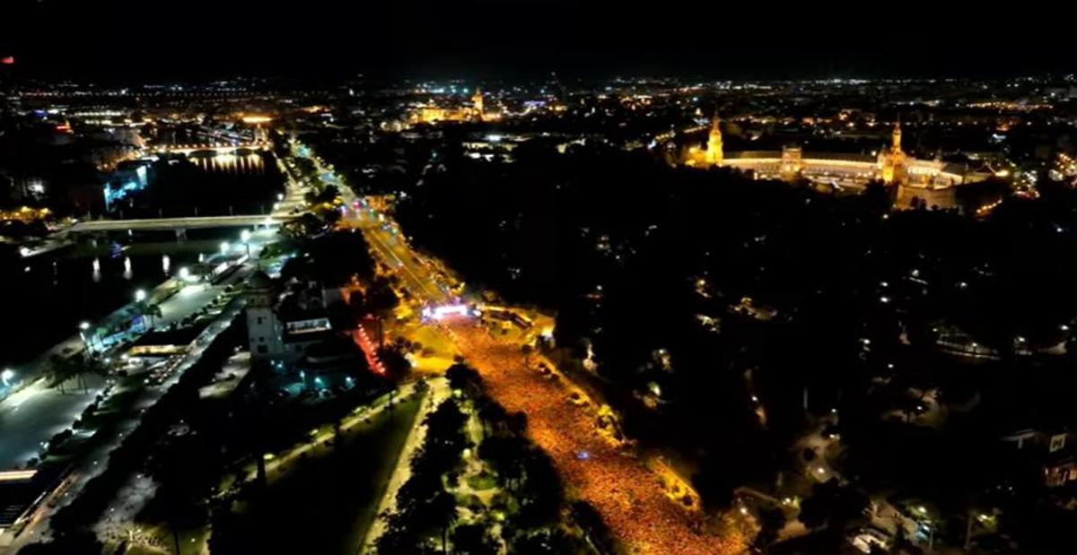 Vista aérea de la salida de la Carrera Nocturna de Sevilla 2025