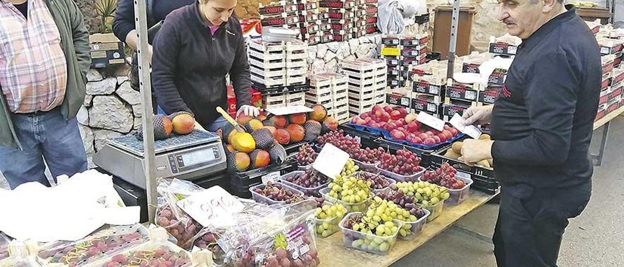 Uvas peruanas en el puesto de Gabriel Amengual.