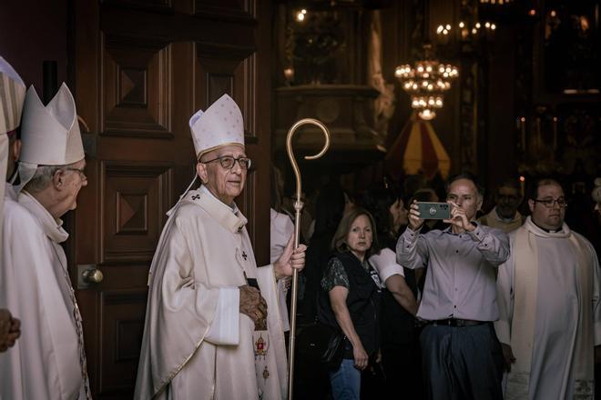 El cardenal Omella se queda sin plomos, pero derrocha humor en la Mercè