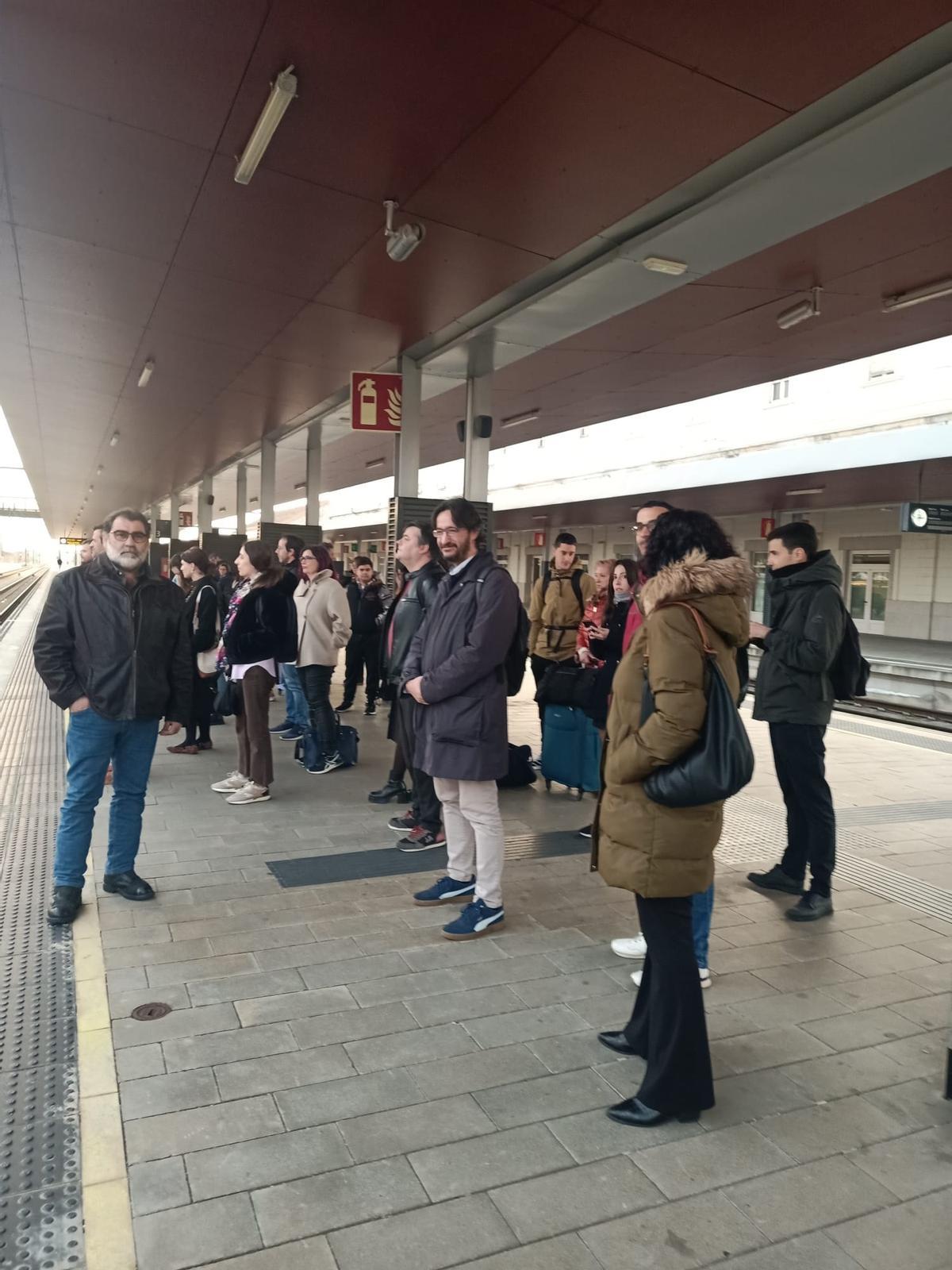 Andén de la estación de Zamora esta mañana: de nuevo el tren de primera hora llegaba con una demora de 40 mintuos