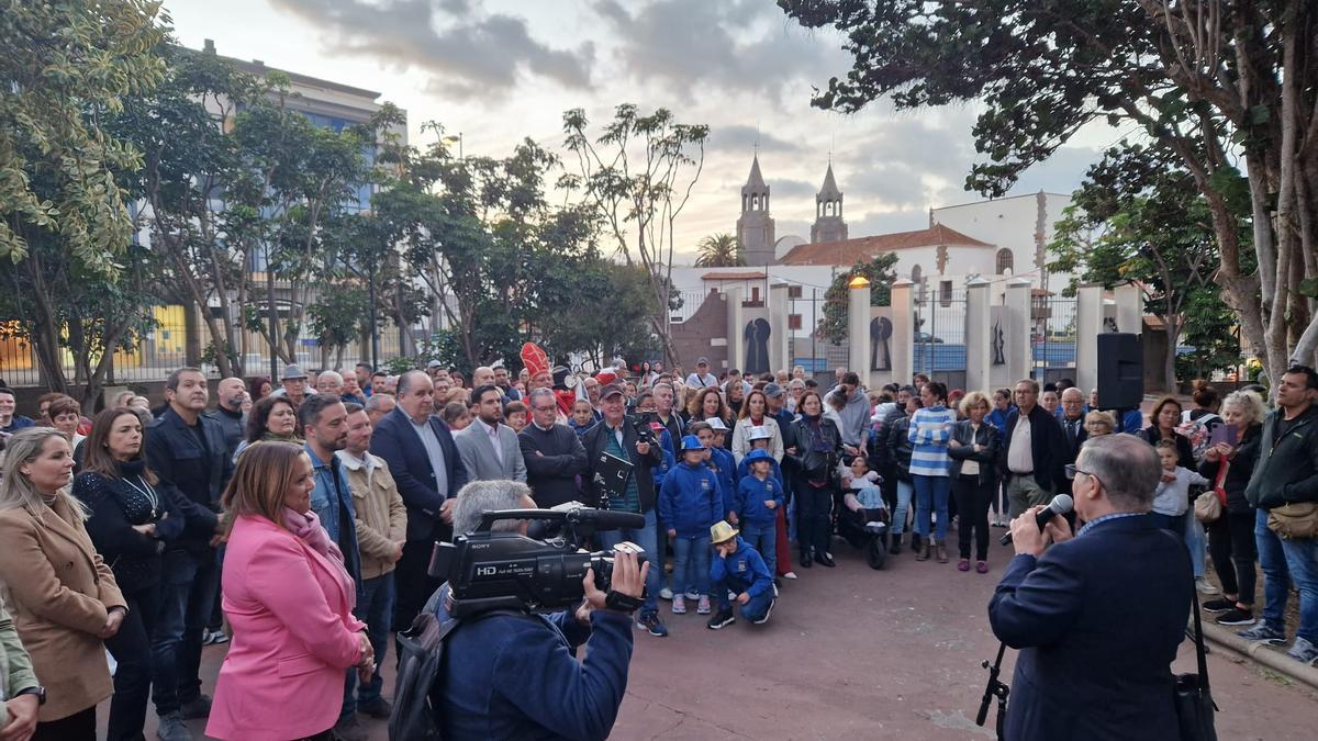 El cronista oficial, Antonio González Padrón, interviniendo en el inicio de la inauguración del paseo.